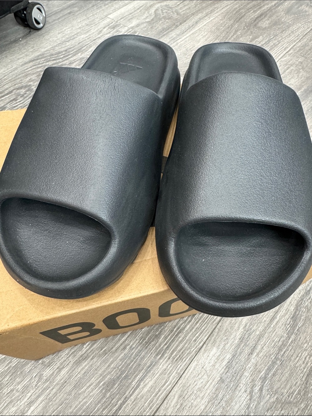 Yeezy Black Foam Slide Sandals - Picture 5 of 7